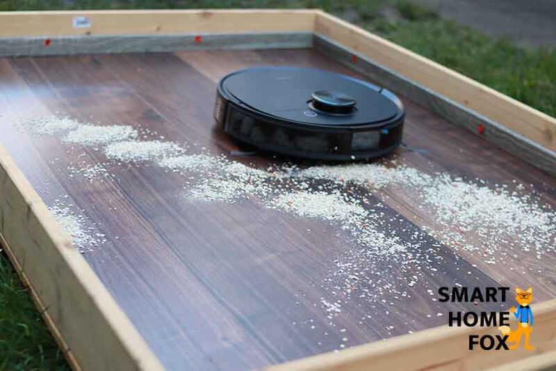 im Test reinigt der Ecovacs Deebot T9 AIVI Haferflocken auf dem Hartboden